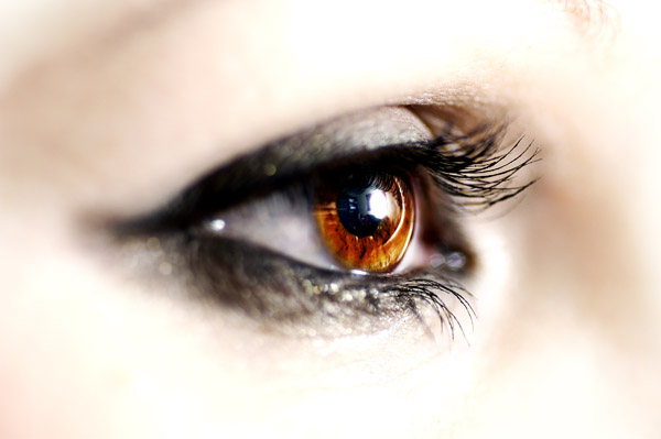 双眼皮手术前后适宜化妆吗?