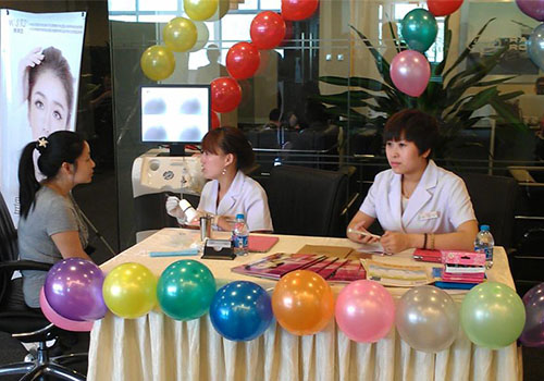 美联臣身心美化顾问现场为爱美妈妈提供美丽咨询服务